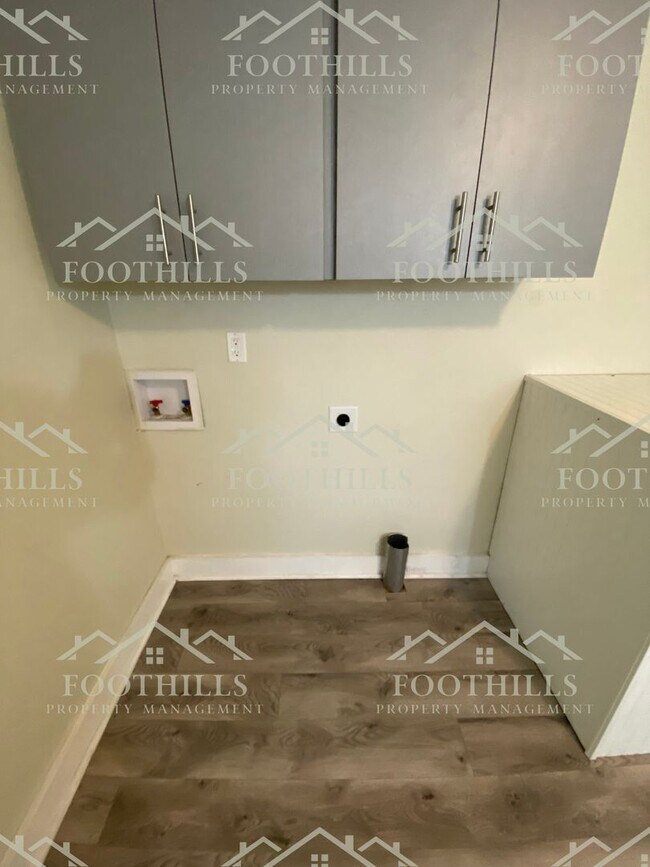 Building Photo - Quaint 2 bedroom, 1 bathroom single-family...