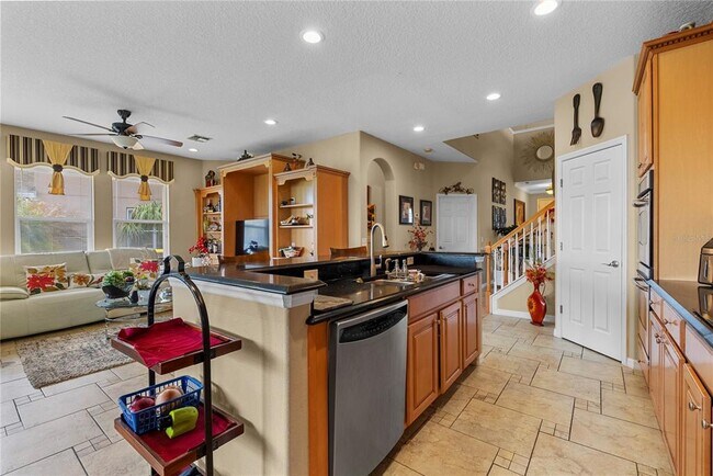 Building Photo - 1352 Oakcrest Ct