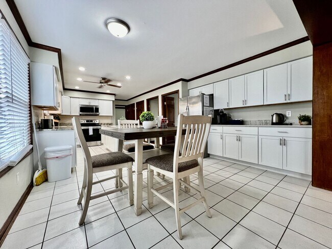 Building Photo - Executive home in West Chester with HOT TUB