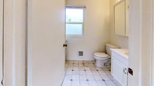 Building Photo - $600 Move In Credit! Charming Country Home in Silver Creek