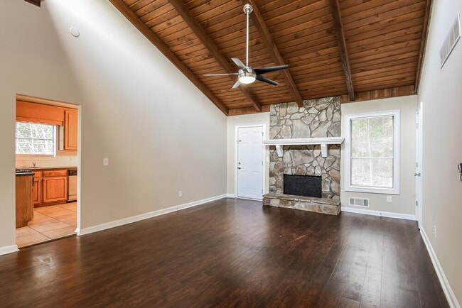 Building Photo - 185 Castleair Ct NE