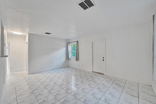 Building Photo - 1836 SW 9th Ave