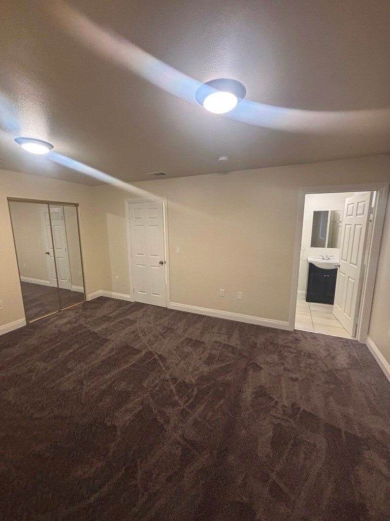 Building Photo - 424 E 101st St