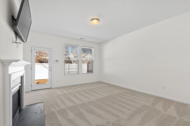 Building Photo - Spacious 4-Bedroom End-Unit Townhome in a ...