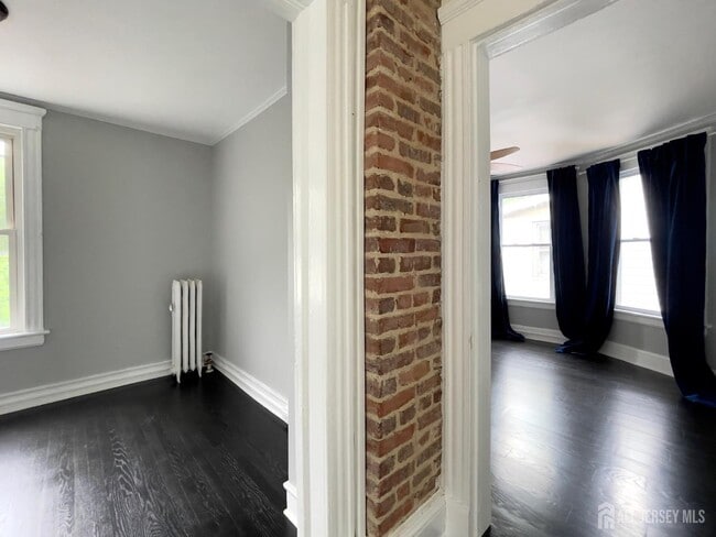 Building Photo - 323 Montgomery St