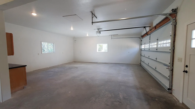 Building Photo - 4 Bedroom Single Family Home