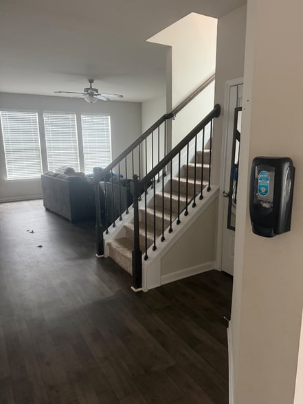 Building Photo - 1115 Burgundy Dr