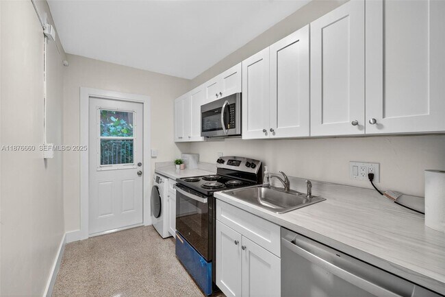 Building Photo - 820 N Ocean Blvd