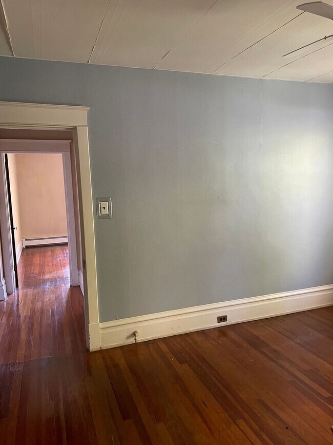 Building Photo - 107 E Main St