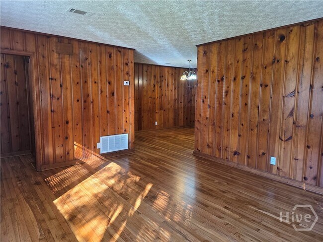 Building Photo - 8 Ronnie Ave