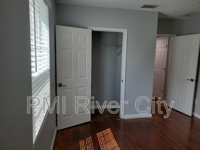 Building Photo - 1356 River Hills Cir E