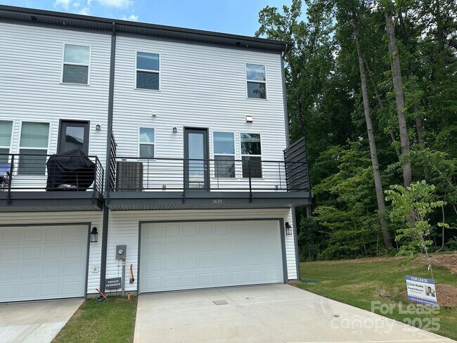 Building Photo - 1635 Blanche St