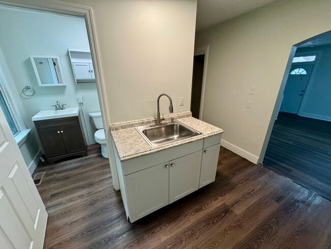 Building Photo - Spacious 1 Bed 1 Bath Home!