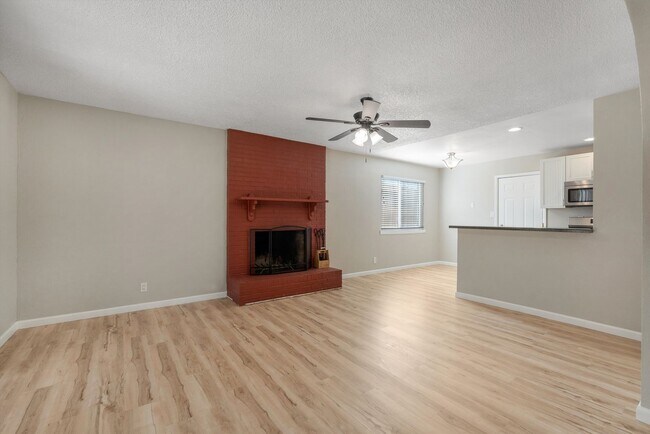 Building Photo - For Rent with Move-in Special ($1,200 off Base Rent ) | 3 Beds 2 Bath | 2 Car Garage |  NE Height...