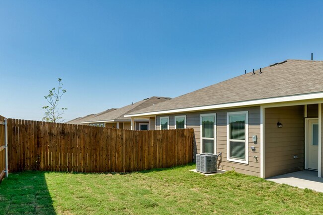 Building Photo - GORGEOUS 3 BEDROOM DUPLEX LOCATED IN MIDLO...