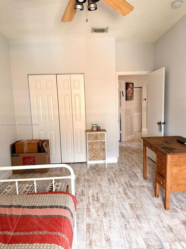 Building Photo - 3729 SW 51st St