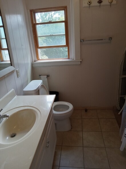 Apt 4 - upstairs bathroom - 523 E State St