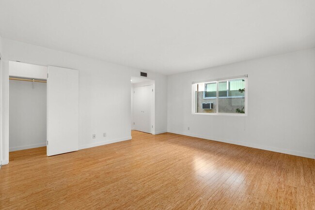 Building Photo - Gorgeous 3+3 Private Single Family Townhou...