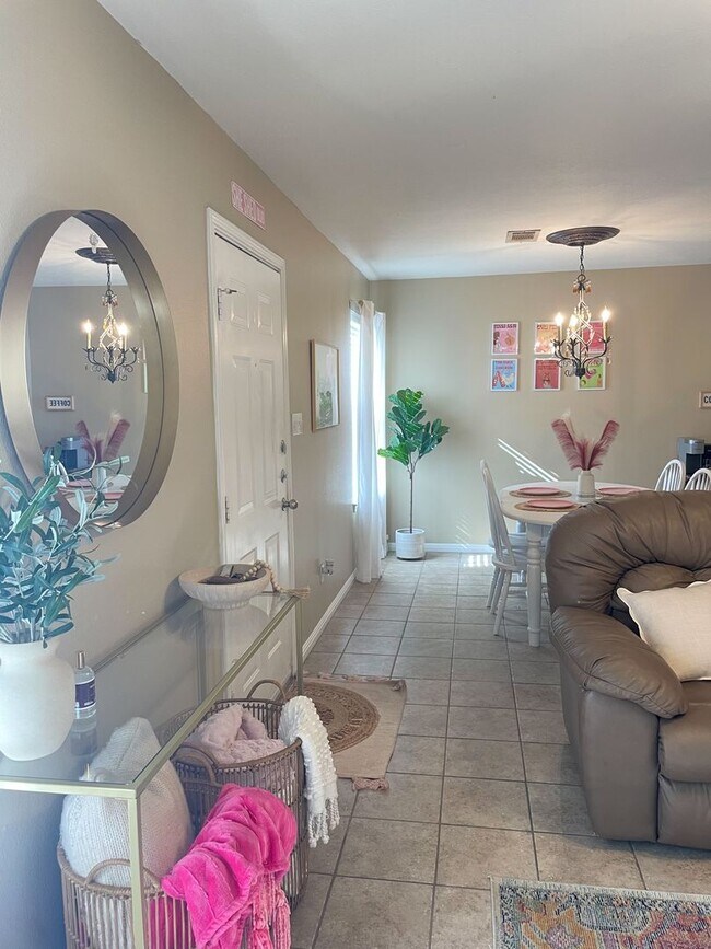 Building Photo - Beautiful 4 Bed, 3 Bath Minutes from Campus!