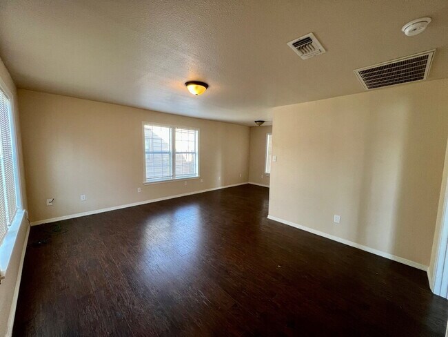 Building Photo - Beautiful Remodel Close to TTU