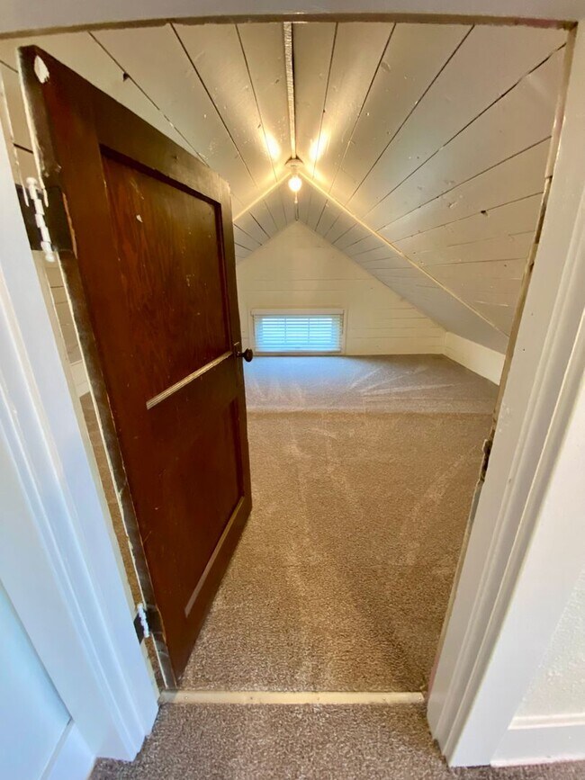 Building Photo - 15721 Main St E