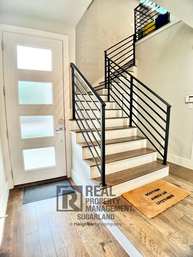 Building Photo - Luxurious Three Story Townhome!