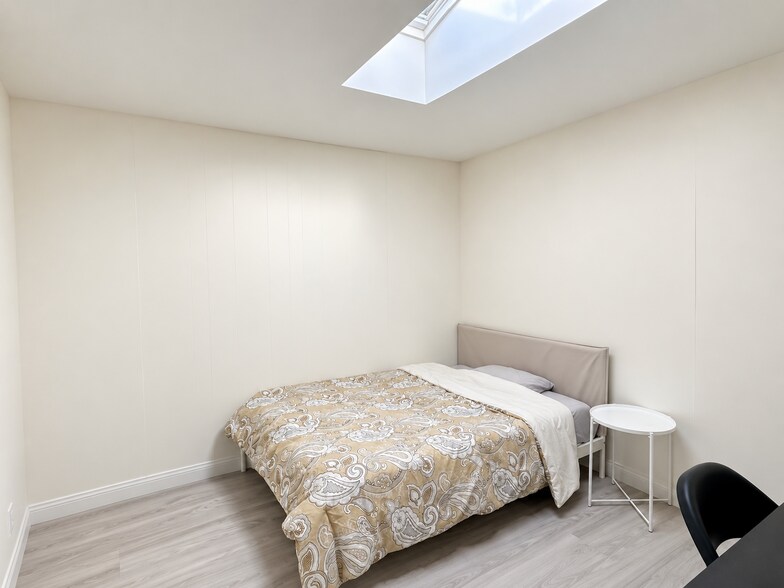 Flexible third bedroom with skylight. - 826 San Pablo Ave