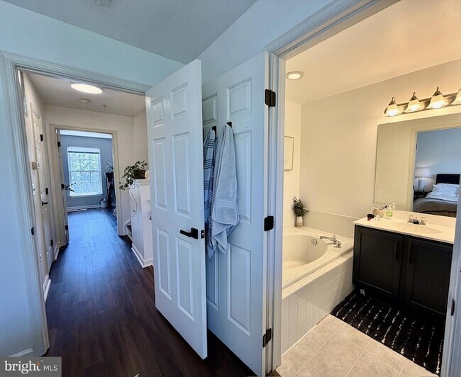 Building Photo - 2908 Huntington Grove Square