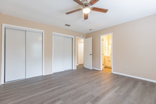 Building Photo - 5814 Pineway St