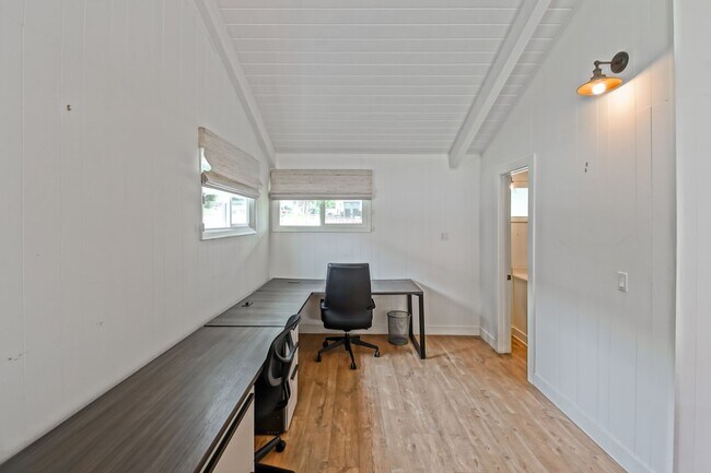 Building Photo - BEAUTIFULLY REMODELED (FURNISHED), 3BR3BA ...