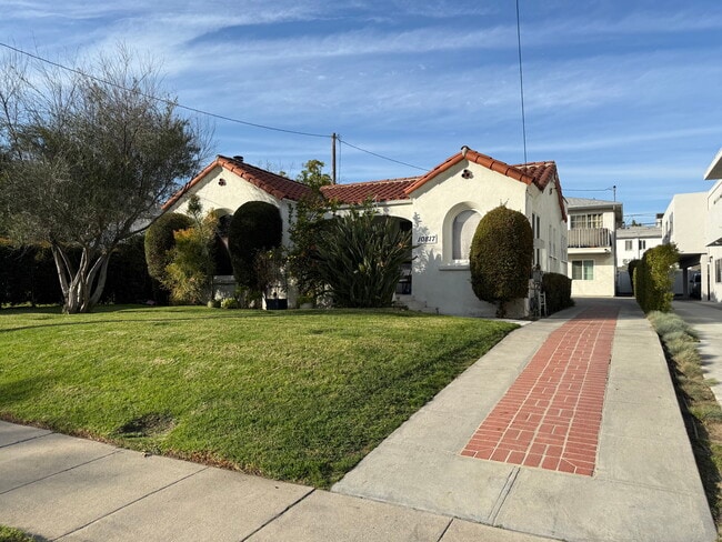 Front House - 10815 Kling St