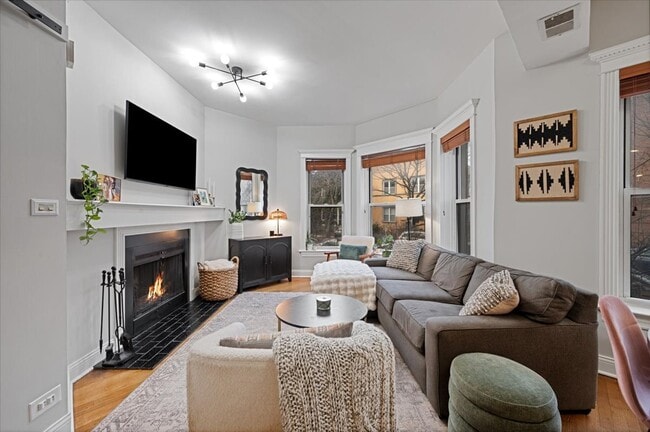 Building Photo - 1023 W Dakin St