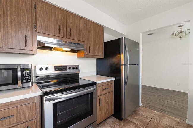 Building Photo - 200 Country Club Dr