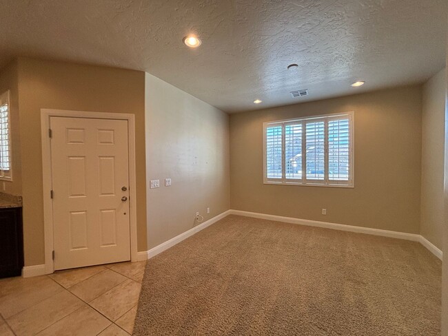 Building Photo - SPACIOUS TOWNHOME FOR RENT!