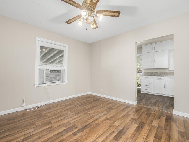 Building Photo - 2140 E Floradora Ave