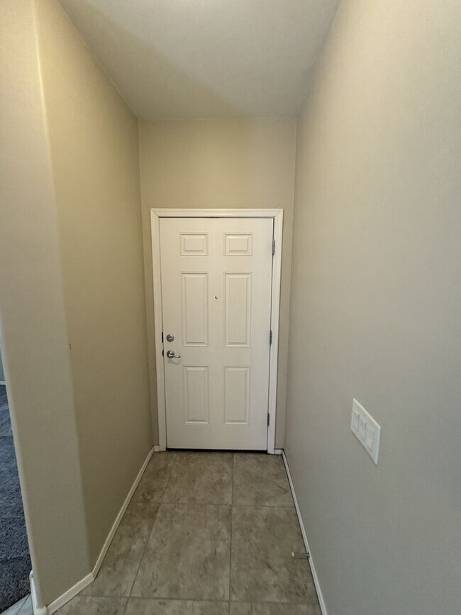 Building Photo - 4 bedroom plus Den 3 car garage with sparkling pool Vail School District