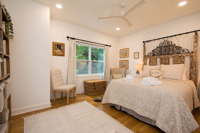 Building Photo - 125 Little Willow Cir