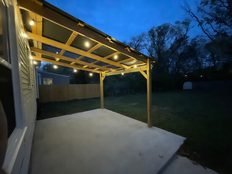 Building Photo - 129 Gordon Ter