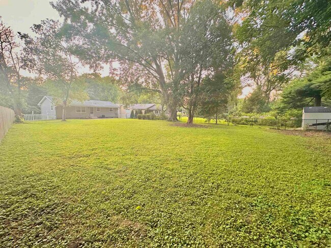 Building Photo - 21 N Kenosha Dr