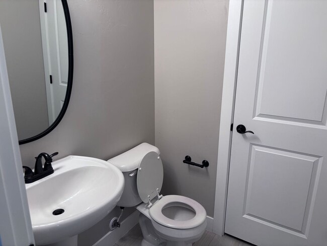 Building Photo - 3 Bed / 2.5 bath Desert Hills Townhome wit...