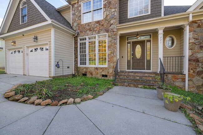 Building Photo - 4 Bed | 2.5 Bath House with Garage