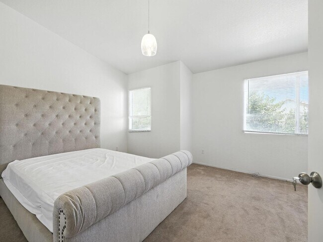 Building Photo - 44131 Sunmist Ct
