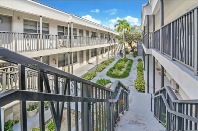 Building Photo - 966 Biarritz Dr