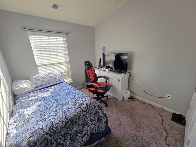 Building Photo - Charming 3 Bed 2.5 Bath End-Unit Townhome with Deck & Patio In The Villages of Saybrook