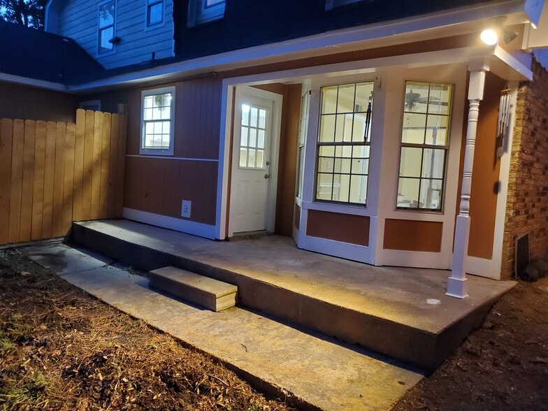 Building Photo - 2601 Jamestown Way