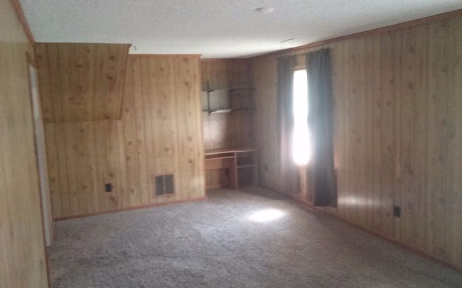 Building Photo - 3 bedroom 2 bath Tri-level Home In western...