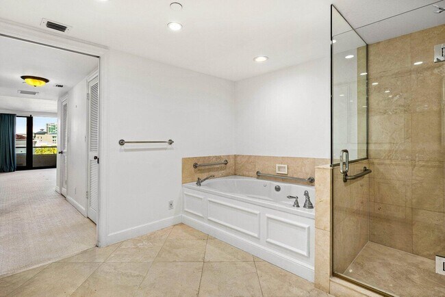Building Photo - 529 S Flagler Dr