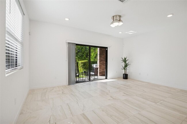 Building Photo - 180 SE 5th Ct