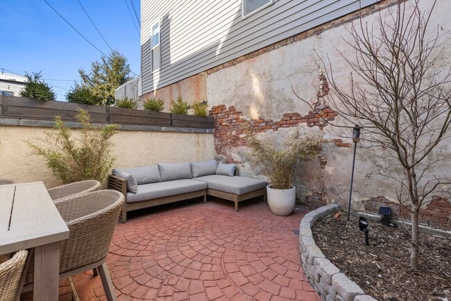 Building Photo - 302 4th St