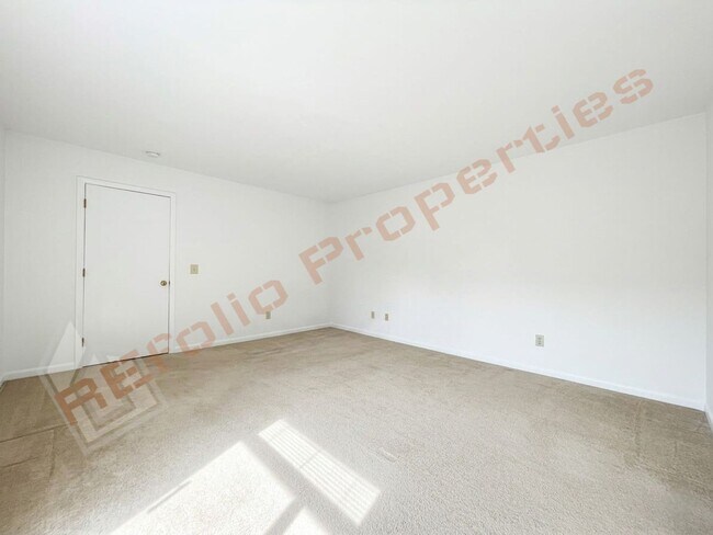 Building Photo - Beautiful 2 bedroom 2.5 bath Condo w/ 2 Reserved Parking Space @ Finley Forest, Chapel Hill, Avai...